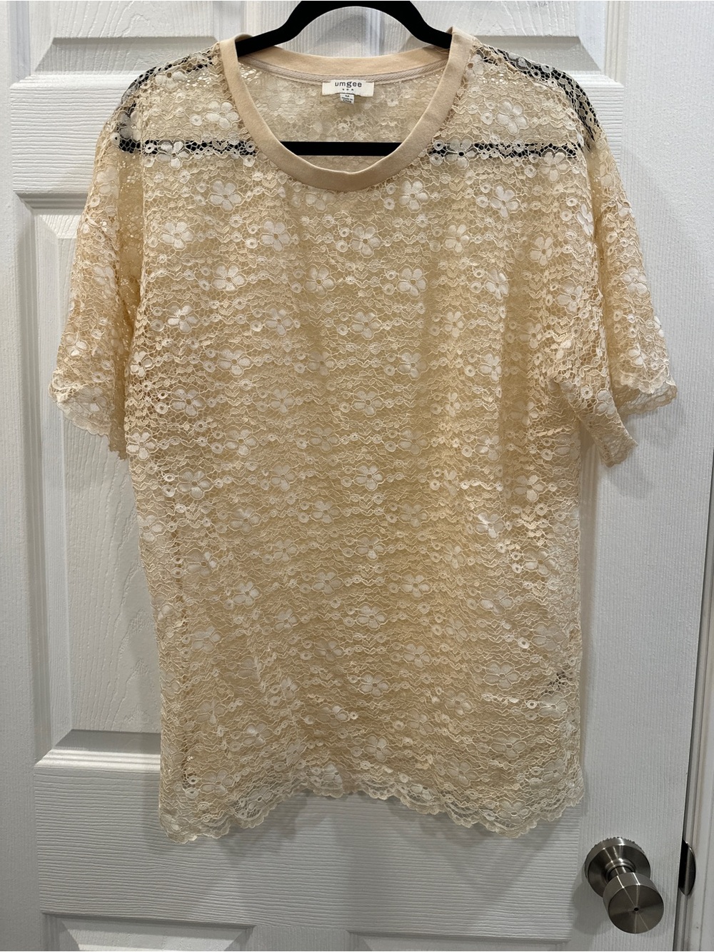 Umgee beige floral lace tee size M EUC